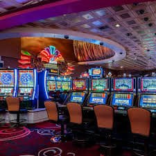Studio live Speed Roulette dengan dealer profesional dan roda roulette modern